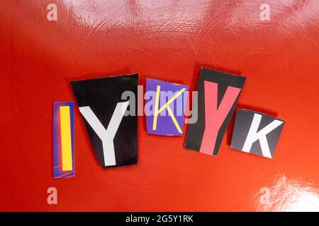 L'acronimo IYKYK è l'abbreviazione di 'If you know you know' ed è scritto in Ransom nota stile tipografia, Stati Uniti Foto Stock