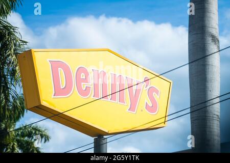 Hallandale Beach, USA - 16 gennaio 2021: Cartello per il fast food Wendy's sulla strada principale in zona Miami con logo giallo e rosso, palme e blu Foto Stock