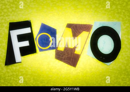 L'acronimo FOMO è l'abbreviazione di 'Fear of Missing out' ed è scritto in Ransom note Style typography, USA Foto Stock