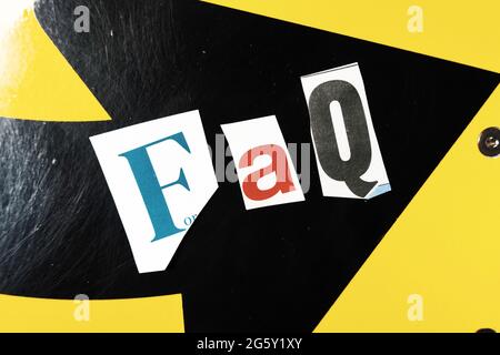 L'acronimo FAQ è l'abbreviazione di 'Frequently Asked Questions' ed è scritto in Ransom note Style typography, USA Foto Stock