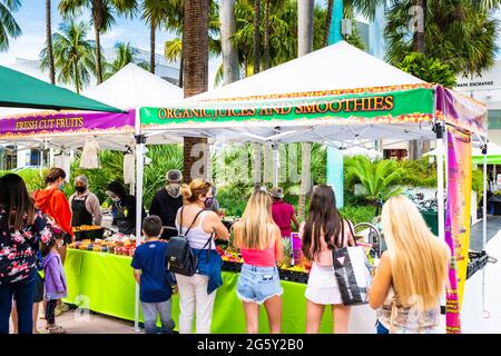 Miami Beach, USA - 17 Gennaio 2021: Famosa strada dello shopping di Lincoln Road con produzione di frutta vegetale stand fuori al mercato agricolo e la gente Foto Stock