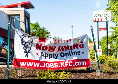 Charlottesville, Stati Uniti d'America - 8 maggio 2021: Città universitaria della Virginia con l'insegna sulla strada per KFC Kentucky Fried Chicken ora assumere a causa della mancanza di lavoratori in Foto Stock