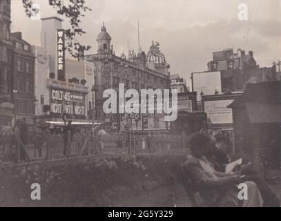 Foto vintage in bianco e nero di una scena di strada a Londra fuori dalla casa di fotografia Warner / Teatro Hippodrome anni '50. Foto Stock