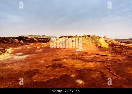 Sulfure che si riversa sulla superficie del Dallol Foto Stock