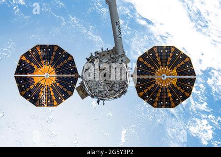 La navicella spaziale Northrop Grumman Cygnus è affrontata dalla CanadaArm2 Moments prima di essere rilasciata dalla Stazione spaziale Internazionale seguire una missione di carico di quattro mesi 29 giugno 2020 in Earth Orbit. Foto Stock