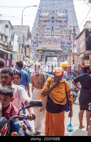 Sadhu indù vestito in abiti arancioni di fronte alla gopura di Sri Ranganathaswamy Tempio, Trichy, Tamil Nadu, India Foto Stock