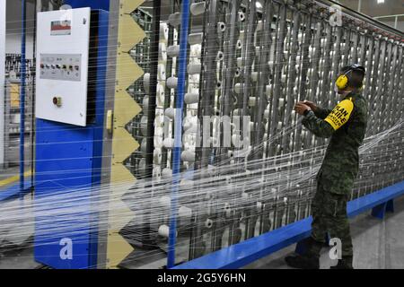 CITTÀ DEL MESSICO, MESSICO - GIUGNO 15: Un militare produce uniformi per i membri dell'esercito messicano presso la fabbrica di abbigliamento e attrezzature militari fondata a 1951. I lavoratori militari producono più di 3,000 uniformi al giorno, fabbricate con tessuto da loro fatto per uso esclusivo per l'esercito messicano. Il 15 giugno 2021 a Città del Messico, Messico. Credit: Carlos Tischler/Eyepix Group/The Photo Access Foto Stock