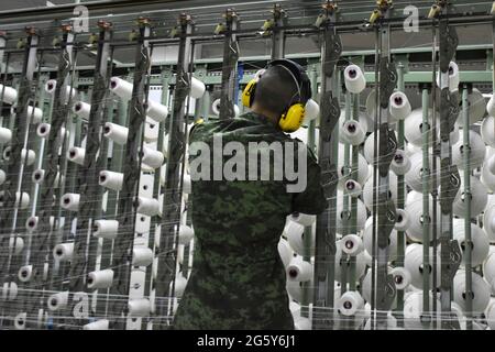 CITTÀ DEL MESSICO, MESSICO - GIUGNO 15: Un militare produce uniformi per i membri dell'esercito messicano presso la fabbrica di abbigliamento e attrezzature militari fondata a 1951. I lavoratori militari producono più di 3,000 uniformi al giorno, fabbricate con tessuto da loro fatto per uso esclusivo per l'esercito messicano. Il 15 giugno 2021 a Città del Messico, Messico. Credit: Carlos Tischler/Eyepix Group/The Photo Access Foto Stock