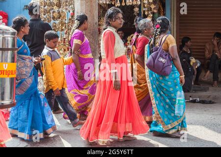 indù Indie femmine in sari colorati che camminano fuori Sri Ranganathaswamy Tempio, Trichy, Tamil Nadu, India Foto Stock