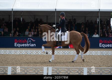 Windsor, Berkshire, Regno Unito. 30 giugno 2021. Charlotte Dujardin cavalcare cavallo Gio noto come Pumpkin. Situato nei terreni privati del Castello di Windsor, 1,000 fortunati ospiti sono stati in grado di assistere oggi ai test di Tokyo dei membri delle squadre olimpiche GB e GB di eventi olimpici prima di partire per le Olimpiadi 2021 di Tokyo. Il Royal Windsor Horse Show apre ufficialmente domani mercoledì 1 luglio 2021 e si svolge fino a domenica sera. Credit: Maureen McLean/Alamy Live News Foto Stock