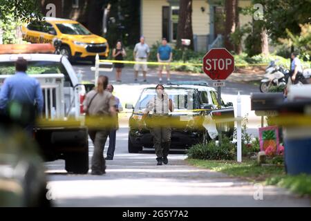 Raleigh, Carolina del Nord, Stati Uniti. 30 giugno 2021. Gli ufficiali di controllo degli animali di Raleigh e la polizia di Raleigh sulla scena dove una cobra di zebra venomosa mancante è stata vista l'ultima volta nel nord-ovest di Raleigh all'inizio di mercoledì. Le forze dell'ordine hanno bloccato Sandringham Drive mentre gli ufficiali di controllo degli animali continuano a cercare la cobra mancante. La legge del North Carolina permette ai residenti di mantenere animali domestici esotici e velenosi, ma le regole estese governano la loro cura. Credit: Bob Karp/ZUMA Wire/Alamy Live News Foto Stock