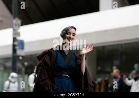 Un esecutore alla sfilata annuale di Halloween a Vancouver, Canada Foto Stock