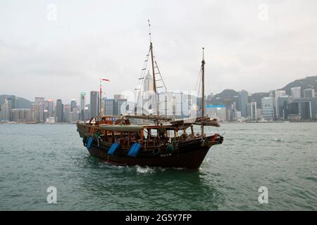 Una tradizionale Giunca Cinese a vela nel porto di Hong Kong Foto Stock