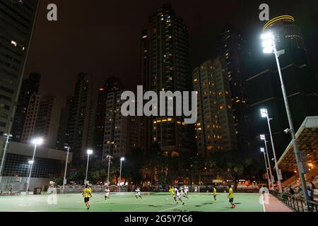 Calcio in corso su un campo in centro città di notte a Hong Kong Foto Stock