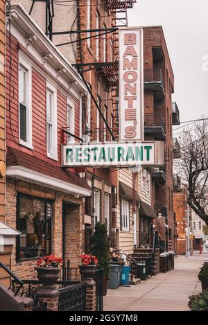 Insegna Bamontes Restaurant, Greenpoint, Brooklyn, New York Foto Stock