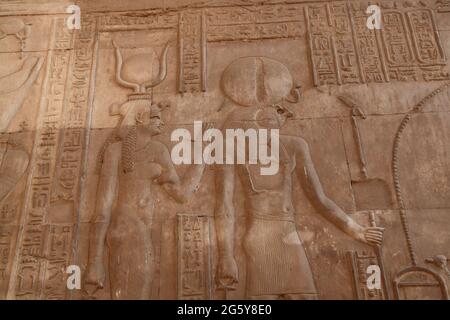 Antichi geroglifici egizi all'interno del tempio di Kom Ombo. Foto Stock