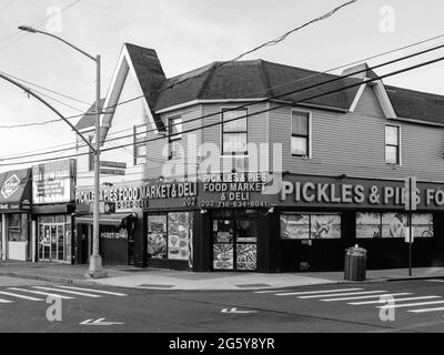 Pickles & Pies Food Market and Deli, nelle Rockaways, Queens, New York City Foto Stock