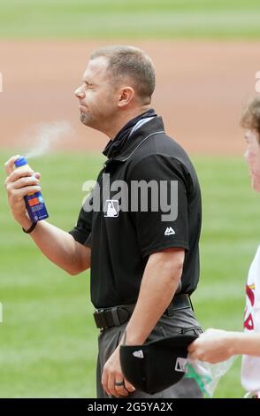 St. Louis, Stati Uniti. 30 giugno 2021. Prima base umpire si applica poco crema solare prima dell'Arizona Diamondbacks-St. Louis Cardinals al Busch Stadium di St. Louis mercoledì 30 giugno 2021. Photo by Bill Greenblatt/UPI Credit: UPI/Alamy Live News Foto Stock