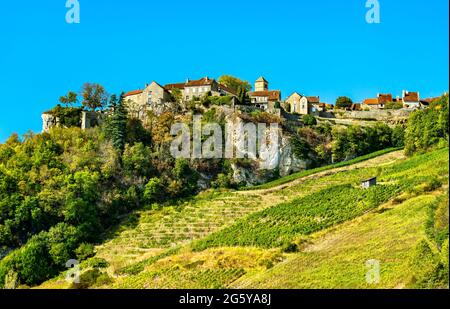 Chateau-Chalon villaggio sopra i suoi vigneti nel Giura, Francia Foto Stock