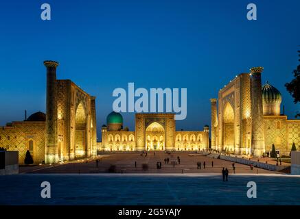 Registan Square (fotografata dalla piattaforma di osservazione), Samarcanda, Uzbekistan. Foto Stock