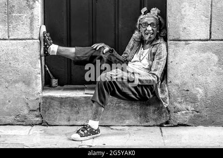 Anziana donna cubana seduto in un portale, Havana, Cuba Foto Stock