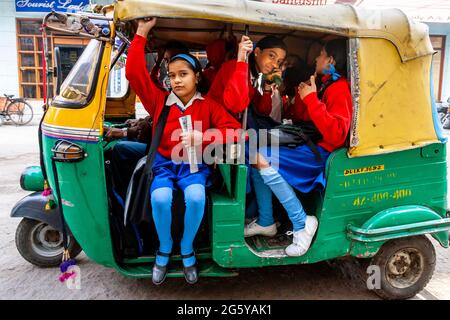 I bambini della scuola indiana sulla loro strada a scuola, Delhi, India Foto Stock