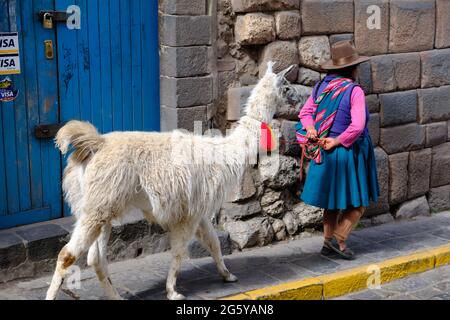 Perù Cusco - donne peruviane che camminano con Llama Foto Stock