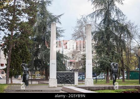 Foto del monumento dedicato alla seconda guerra mondiale nel centro di Obrenovac, Serbia. Obrenovac è un comune di Belgrado. Accordo Foto Stock