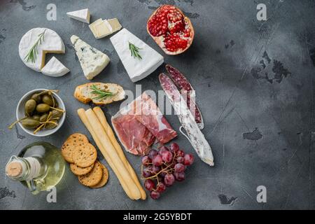 Antipasti con diversi antipasti, su sfondo grigio, disposizione piatta con spazio per la copia del testo Foto Stock