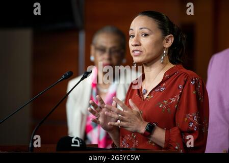 Washington, Stati Uniti d'America. 30 giugno 2021. Il rappresentante degli Stati Uniti Sharice Davids (democratico del Kansas) ha espresso osservazioni durante una conferenza stampa sull'INVEST in America Act presso il Campidoglio degli Stati Uniti a Washington, DC, mercoledì 30 giugno 2021. Credit: Rod Lamkey/CNP/Sipa USA Credit: Sipa USA/Alamy Live News Foto Stock