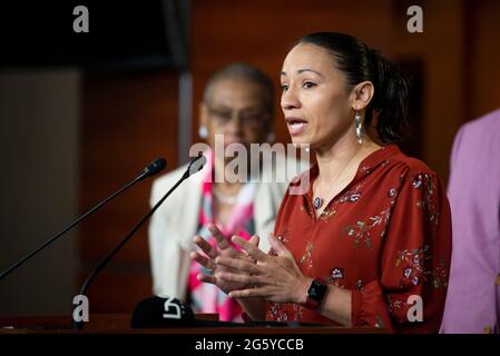 Washington, Stati Uniti d'America. 30 giugno 2021. Il rappresentante degli Stati Uniti Sharice Davids (democratico del Kansas) ha espresso osservazioni durante una conferenza stampa sull'INVEST in America Act presso il Campidoglio degli Stati Uniti a Washington, DC, mercoledì 30 giugno 2021. Credit: Rod Lamkey/CNP/Sipa USA Credit: Sipa USA/Alamy Live News Foto Stock