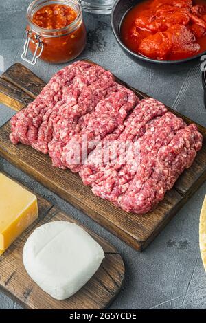 Quesadilla messicana e ingredienti, su sfondo grigio Foto Stock