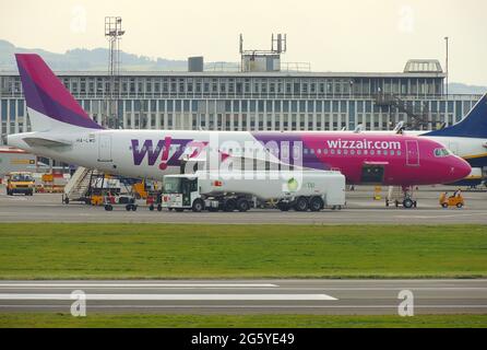 HA-LWD, un Airbus A320-232 gestito dalla linea aerea economica Wizz Air, all'aeroporto internazionale di Prestwick in Ayrshire. Foto Stock