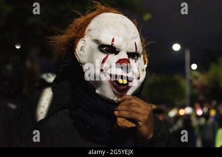 Bogotà, Colombia. 28 Giugno 2021. Un dimostratore usa un pennywise dal film che maschera COME le proteste anti-governo aumentano in scontri tra dimostranti e la polizia sommossa della Colombia (ESMAD), tra le tensioni politiche contro il governo del presidente Ivan Duque, i casi di brutalità della polizia e le disuguaglianze come Colombia segna un secondo mese di proteste anti-governo, a Bogotà, Colombia il 28 giugno 2021. Credit: Long Visual Press/Alamy Live News Foto Stock