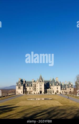 Un cielo azzurro si estende sopra la tenuta Biltmore. Foto Stock