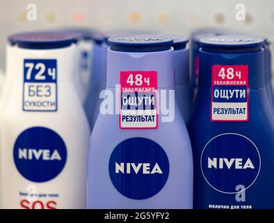 Ucraina. 30 giugno 2021. In questa illustrazione della foto, la doccia Nivea e la cura del corpo visti in un negozio. (Foto di Igor Golovniov/SOPA Images/Sipa USA) Credit: Sipa USA/Alamy Live News Foto Stock