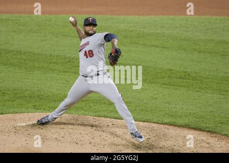 Chicago, Stati Uniti. 30 giugno 2021. Il lanciatore di rilievo dei Minnesota Twins Alex Colome (48) lancia contro i Chicago White Sox durante il settimo assottigliamento del baseball al campo di tasso garantito a Chicago mercoledì 30 giugno 2021. Photo by Mark Black/UPI Credit: UPI/Alamy Live News Foto Stock