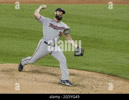 Chicago, Stati Uniti. 30 giugno 2021. Minnesota Twins Pitcher Matt Shoemaker (32) lancia contro i Chicago White Sox durante il quinto assottigliamento di baseball al campo Guaranteed Rate di Chicago mercoledì 30 giugno 2021. Photo by Mark Black/UPI Credit: UPI/Alamy Live News Foto Stock