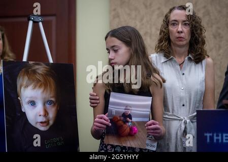 Lindsey Rogers-Seitz, conforta la sua figlia Riley Seitz, di 12 anni, durante una conferenza stampa sulle disposizioni di sicurezza per le automobili incluse nell'INVEST in America Act presso il Campidoglio degli Stati Uniti a Washington, DC, USA, mercoledì 30 giugno, 2021. Â™Benjamin Seitz, figlio di LindseyâÂ, di 15 mesi, è morto per ipertermia dopo essere stato lasciato in un'automobile in condizioni di caldo estremo il 7 luglio 2014. Foto di Rod Lamkey/CNP/ABACAPRESS.COM Foto Stock