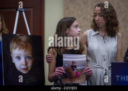 Lindsey Rogers-Seitz, conforta la sua figlia Riley Seitz, di 12 anni, durante una conferenza stampa sulle disposizioni di sicurezza per le automobili incluse nell'INVEST in America Act presso il Campidoglio degli Stati Uniti a Washington, DC, USA, mercoledì 30 giugno, 2021. Â™Benjamin Seitz, figlio di LindseyâÂ, di 15 mesi, è morto per ipertermia dopo essere stato lasciato in un'automobile in condizioni di caldo estremo il 7 luglio 2014. Foto di Rod Lamkey/CNP/ABACAPRESS.COM Foto Stock