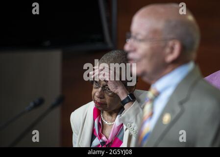 Il delegato Eleanor Holmes Norton (democratico del Distretto di Columbia), a sinistra, ascolta mentre il presidente del Comitato per i trasporti e le infrastrutture della Camera, il rappresentante degli Stati Uniti Peter DeFazio (democratico dell'Oregon), ha espresso osservazioni durante una conferenza stampa sull'INVESTE in America Act presso il Campidoglio degli Stati Uniti a Washington, DC, USA, mercoledì 30 giugno, 2021. Foto di Rod Lamkey/CNP/ABACAPRESS.COM Foto Stock