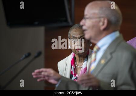 Il delegato Eleanor Holmes Norton (democratico del Distretto di Columbia), a sinistra, ascolta mentre il presidente del Comitato per i trasporti e le infrastrutture della Camera, il rappresentante degli Stati Uniti Peter DeFazio (democratico dell'Oregon), ha espresso osservazioni durante una conferenza stampa sull'INVESTE in America Act presso il Campidoglio degli Stati Uniti a Washington, DC, USA, mercoledì 30 giugno, 2021. Foto di Rod Lamkey/CNP/ABACAPRESS.COM Foto Stock