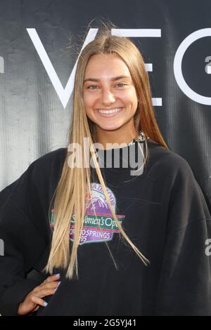 Costa Mesa, California, Stati Uniti. 29 Giugno 2021. Nyh designs alla Grand Opening della Veganic Nail Spa presso la Veganic Nail Spa di Costa Mesa, California. Credito: Sheri Determan Foto Stock