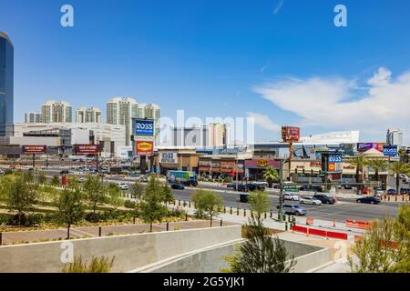 Las Vegas, 28 GIU 2021 - Sunny vista ad alto angolo del paesaggio urbano della striscia Foto Stock