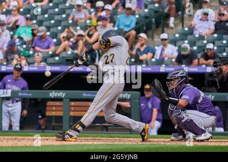 Denver, Stati Uniti. Giugno 30. 2021: Pittsburgh shortstop Kevin Newman (27) durante il gioco tra i Pittsburgh Pirates e le Colorado Rockies tenuto a Coors Field a Denver Co. David Seelig/Cal Sport Media. Credit: CAL Sport Media/Alamy Live News Foto Stock