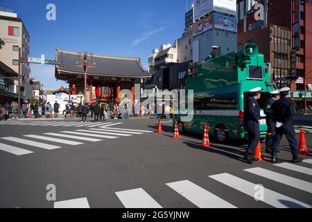 La polizia giapponese Sound Truck fuori dal cancello Kaminari-mon, il tempio Sensoji, Asakusa, durante le vacanze di Capodanno giapponese Foto Stock