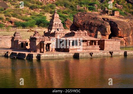 Badami Karnataka India 25 2020 gennaio, tempio Bhutanatha e agasthya tirrta (lago) Foto Stock