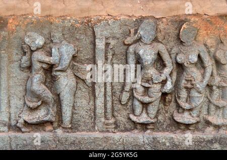 Sculture murali di dèi indù al Tempio di Hampi, punto di riferimento turistico indiano antiche rovine di Hampi. Hampi Bazaar, Hampi, Karnataka, India Foto Stock