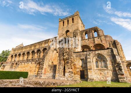 La façade meridionale di Jedburgh Abbey, Scottish Borders, Scozia, Regno Unito Foto Stock