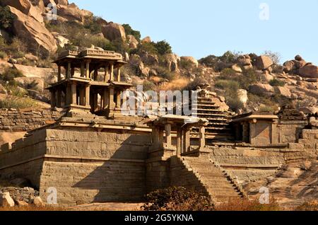 Bellissima vista della sorprendente Hampi le sue rovine. Hampi, indicato anche come il gruppo di monumenti di Hampi, è un sito Patrimonio Mondiale dell'UNESCO si trova in ea Foto Stock